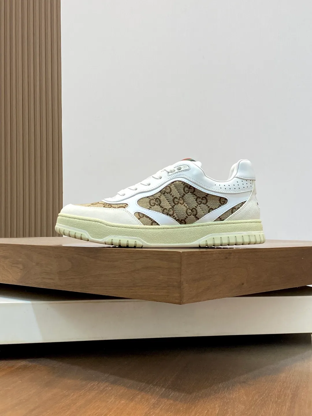 Men's Shoes 💰660 𝐆𝐮𝐜𝐜𝐢 𝐑𝐞-𝐖𝐞𝐛 As the first sneaker created by Sabato De Sarno for Gucci, the Re-Web series reinterprets the brand's classic stripes and sets off the modern silhouette design with bold and unique details. These shoes are crafted from white leather. This new sneaker is ingeniously decorated with many of the brand's classic details, and is equipped with a bright red and green webbing tongue, which will make people fall in love at first sight. White leather treated with a special process for softness and luster, with an embossed grainy texture. Script Gucci logo and interlocking G web label with Interlocking G and script Gucci logo. Rubber outsole with interlocking G detail eyelets. Web tongue. Size: 39-44 (customized for sizes 38 and 45)